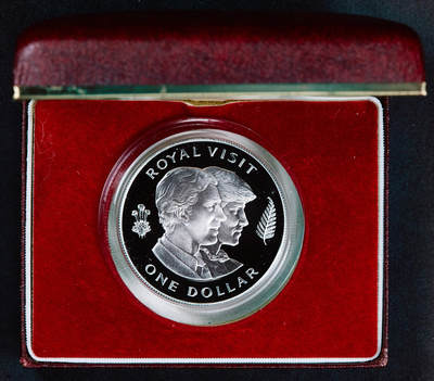 【俄甄集藏】满园春色-2026年(051)04-22星期三 晚 19:30 全场包邮 - 新西兰1983年纪念查尔斯王子与戴安娜王妃皇室访问1元精制大银币，原盒证，重27.216克，925银，发行量17000枚