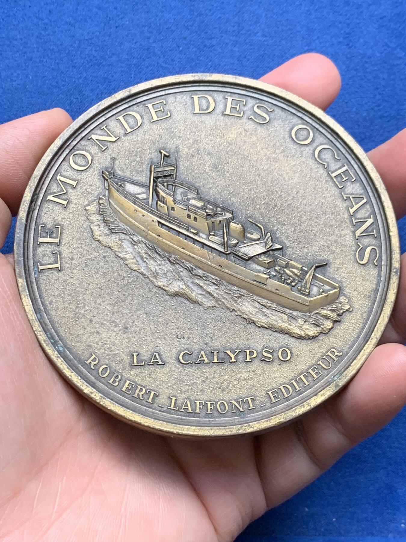 《竞宝斋》第481场 周日，周一 2场连拍 （全场包邮）20级店铺 欢迎送拍 雅克-伊夫·库斯托指挥官《海洋世界，卡利普索号》铜章 210.6克 88.8mm