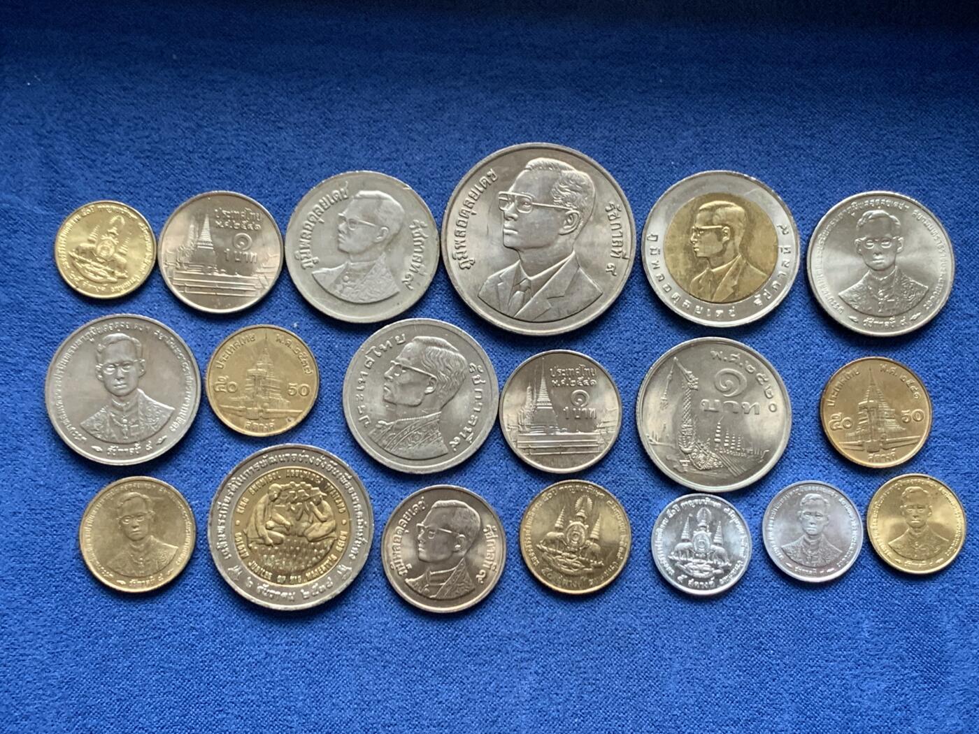 《竞宝斋》第481场 周日，周一 2场连拍 （全场包邮）20级店铺 欢迎送拍 19枚一组 泰国硬币 最大一枚20铢为信息技术年纪念币 两枚10铢双色币分别为1998年曼谷亚运会纪念币和1995年FAO纪念币 品相如图