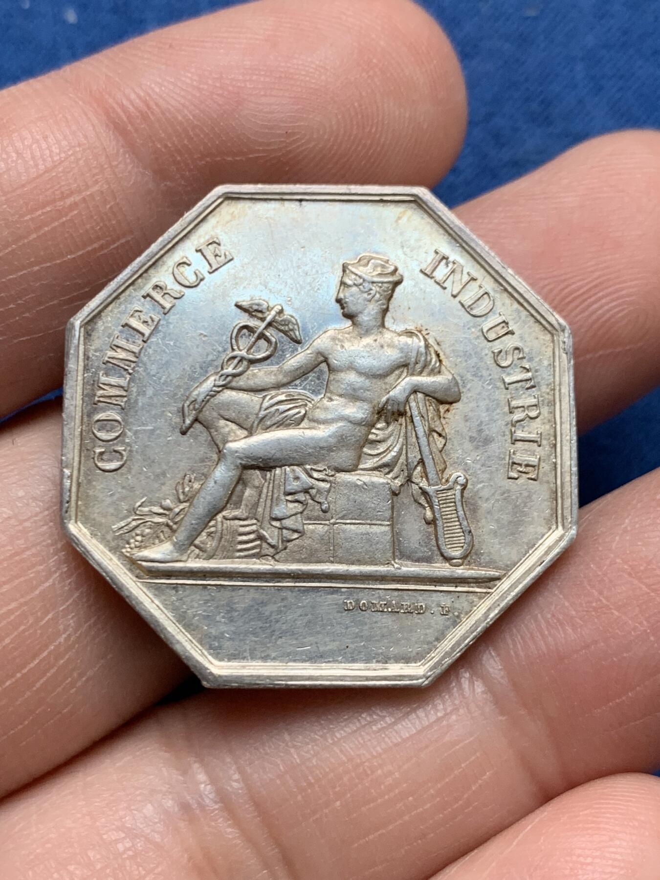 《竞宝斋》第481场 周日，周一 2场连拍 （全场包邮）20级店铺 欢迎送拍 法国卡尔卡松商会八角银质代币，正面墨丘利背丰饶角月桂都象征商业，丰饶角ARGENT，重约14.1克，30.8mm