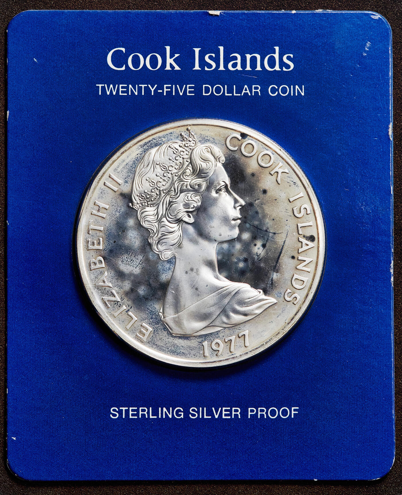 【俄甄集藏】满园春色-2026年(051)04-22星期三 晚 19:30 全场包邮 库克群岛1977年纪念伊丽莎白二世登基银禧25元精制大银币，原盒证，重48.85克，925银，发行量17000枚，经典品种，币有局部氧化