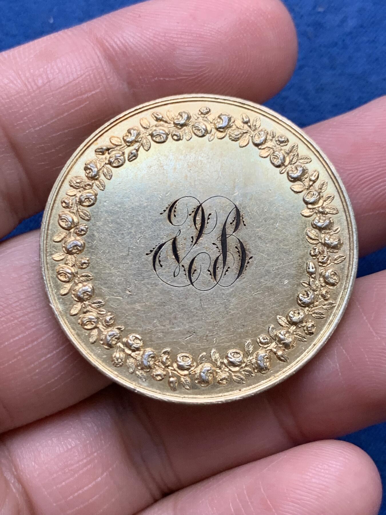 《竞宝斋》第481场 周日，周一 2场连拍 （全场包邮）20级店铺 欢迎送拍 1842年法国主题婚礼纪念镀金银章，由Depaulis.F制作，双面高浮雕，保存良好。金光闪闪，值得收藏。直径：35.8mm，重约：21.6g。