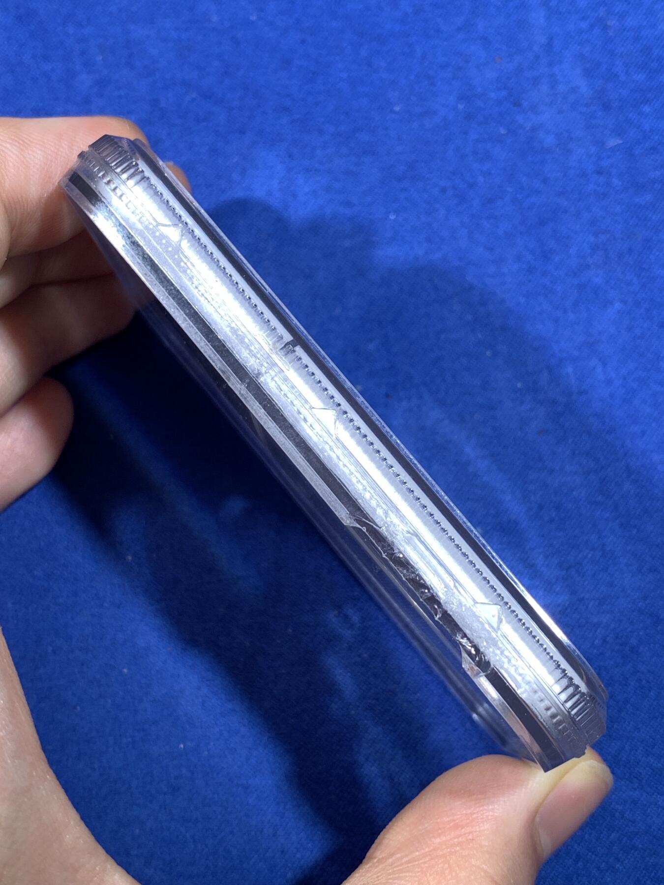 《竞宝斋》第481场 周日，周一 2场连拍 （全场包邮）20级店铺 欢迎送拍 NGC PF69UC 斐济2002年“信仰守护者”（英国君王头衔）镀金精制银币，币面恩典场景高浮雕，女王像镀金。盒子右侧边缘有损