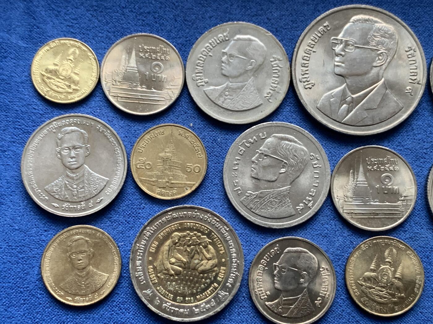 《竞宝斋》第481场 周日，周一 2场连拍 （全场包邮）20级店铺 欢迎送拍 19枚一组 泰国硬币 最大一枚20铢为信息技术年纪念币 两枚10铢双色币分别为1998年曼谷亚运会纪念币和1995年FAO纪念币 品相如图