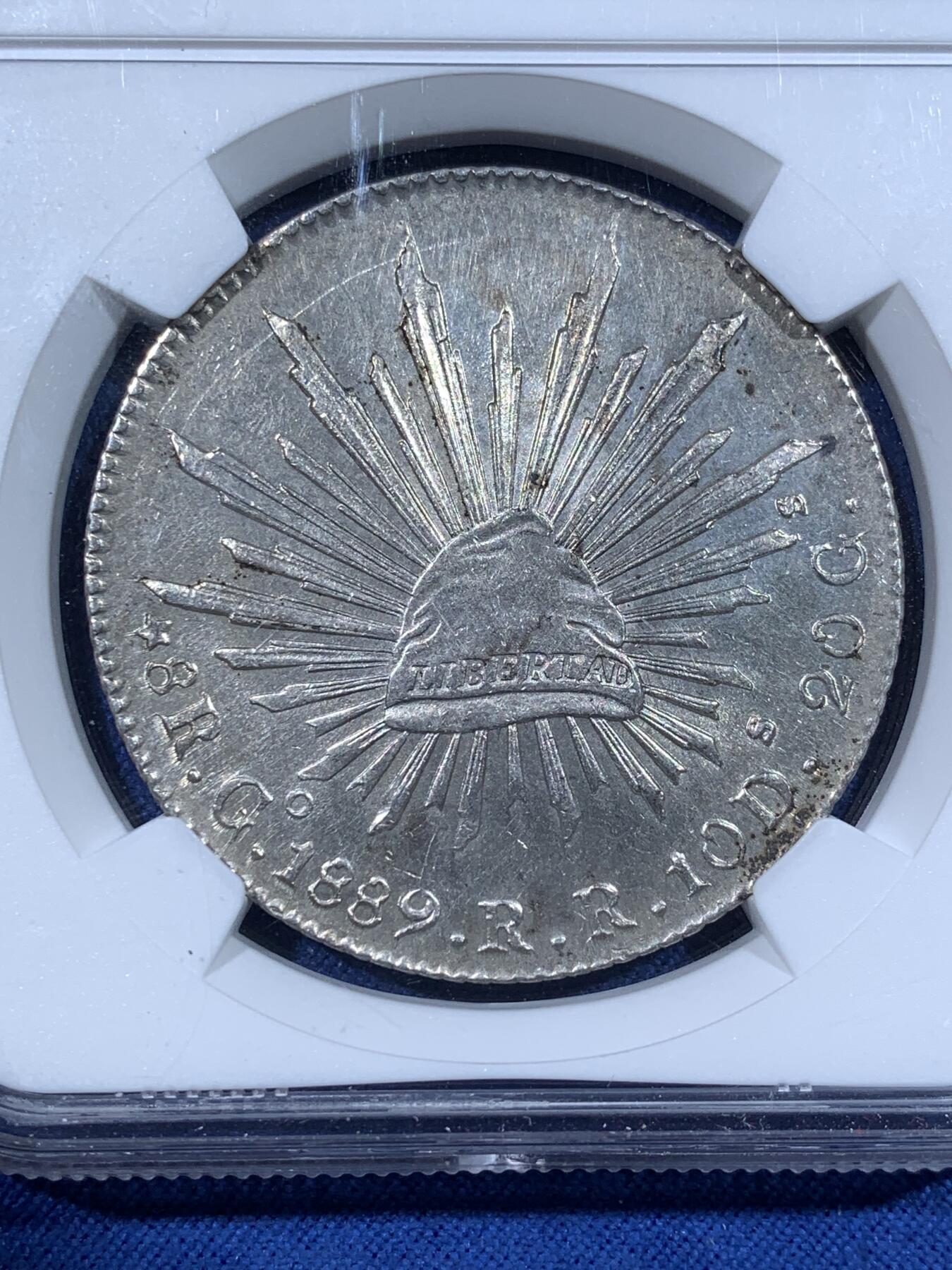 《竞宝斋》第481场 周日，周一 2场连拍 （全场包邮）20级店铺 欢迎送拍 NGC UNCD 1889年墨西哥花边鹰洋8瑞尔银币，铸打深峻，细节清晰状态佳。