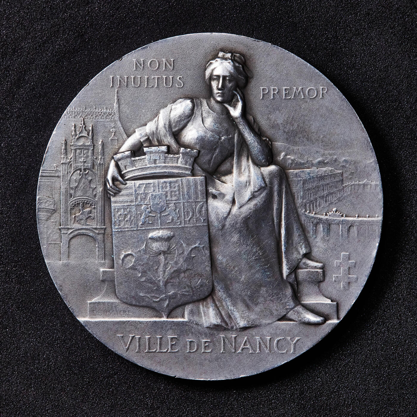 【俄甄集藏】满园春色-2026年(051)04-22星期三 晚 19:30 全场包邮 法国20世纪初新艺术运动时期南锡市斯坦尼斯拉斯广场与丘比特纪念大银章，雕刻＋维克多·普鲁维作品，直径：50mm，重量：60.9克，设计精美，800银