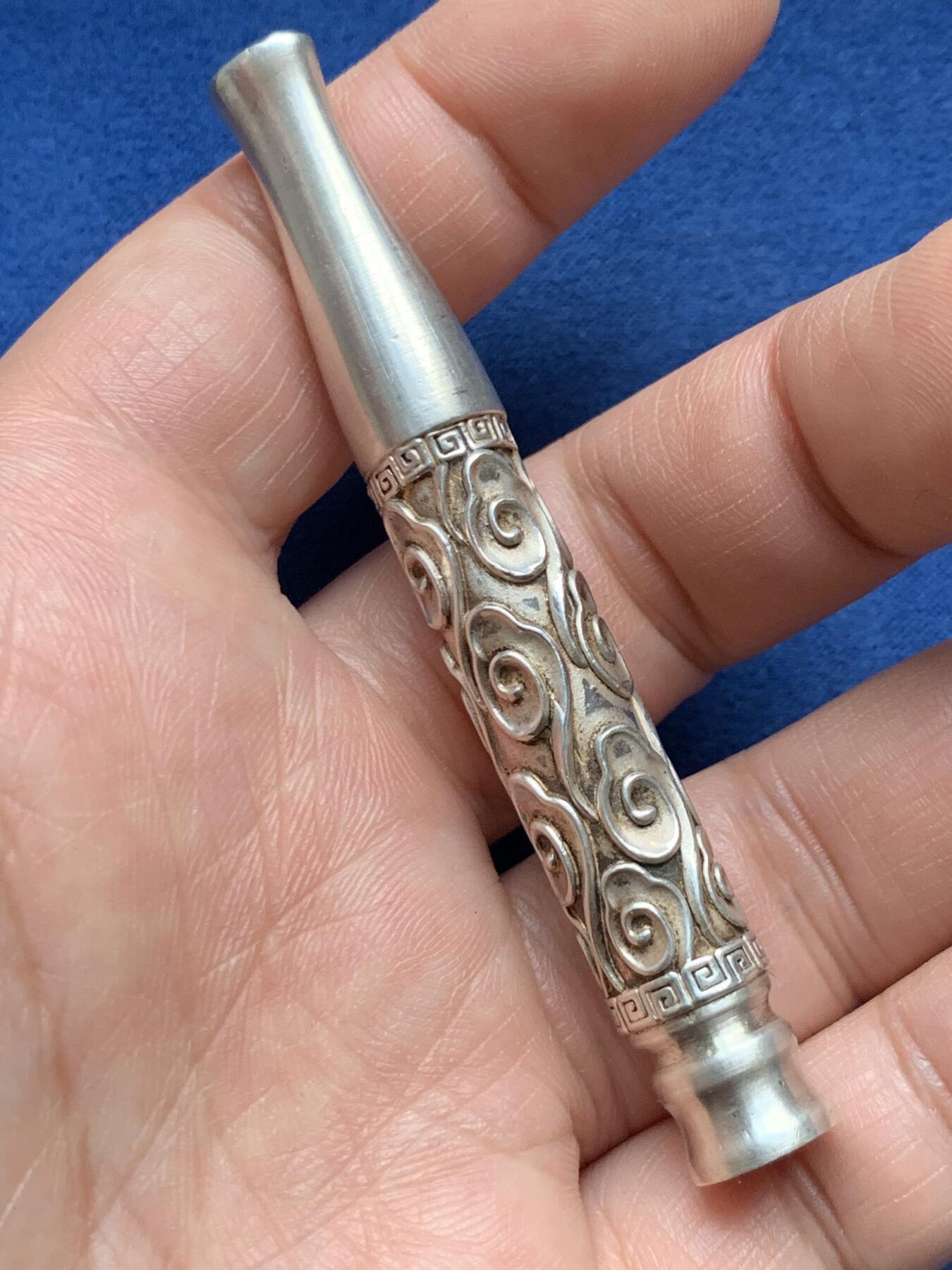 《竞宝斋》第481场 周日，周一 2场连拍 （全场包邮）20级店铺 欢迎送拍 纯银百岁坊如意纹烟嘴，长约：79.6mm，重约：24.2克；云南百岁坊制作，银标“足银”S999。使用品。