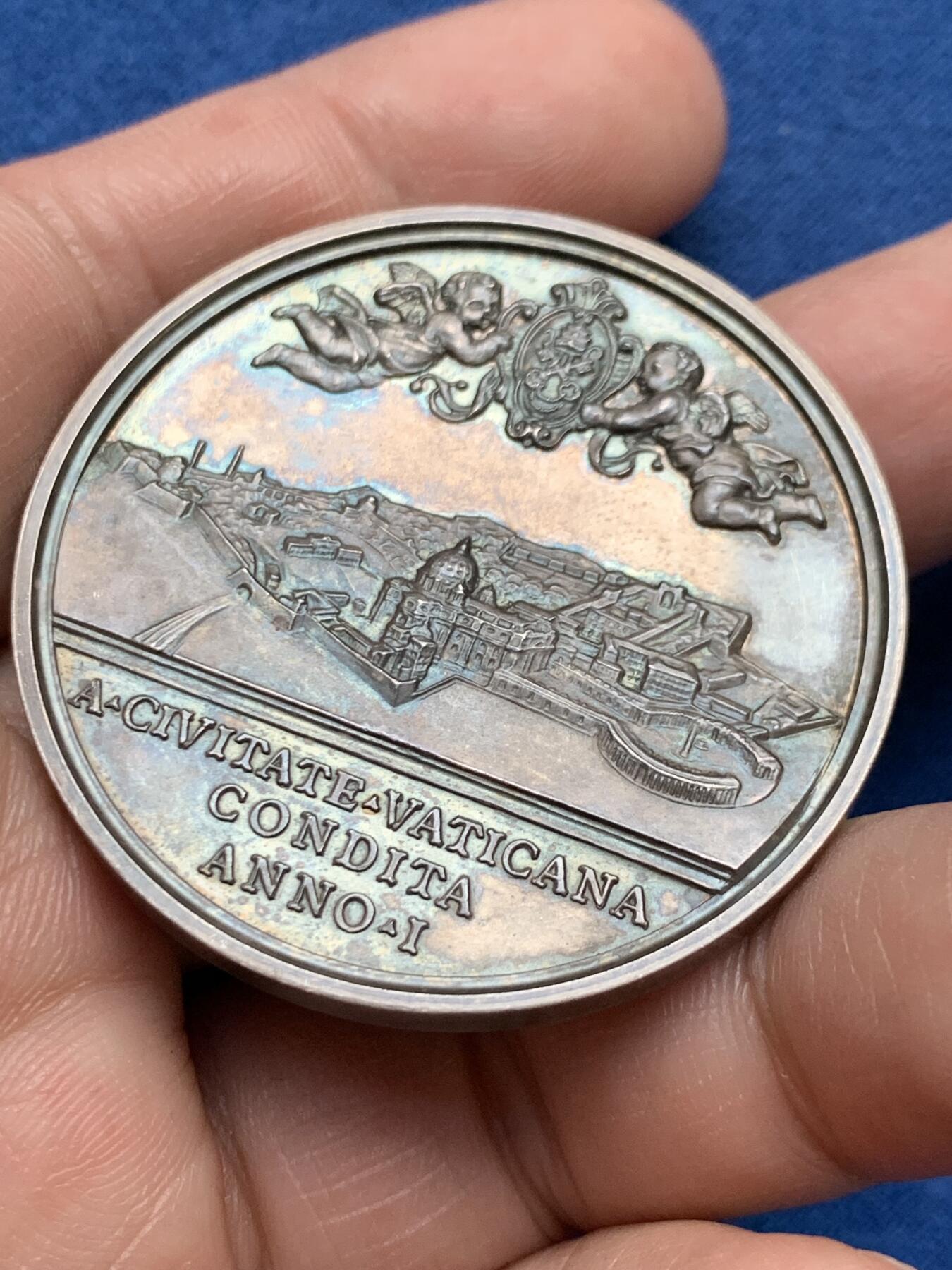 《竞宝斋》第481场 周日，周一 2场连拍 （全场包邮）20级店铺 欢迎送拍 1930年梵蒂冈庇护十一世城市景观银章，43.8mm，39.15g，双面高浮雕深峻，五彩包浆也漂亮，可惜有道划。