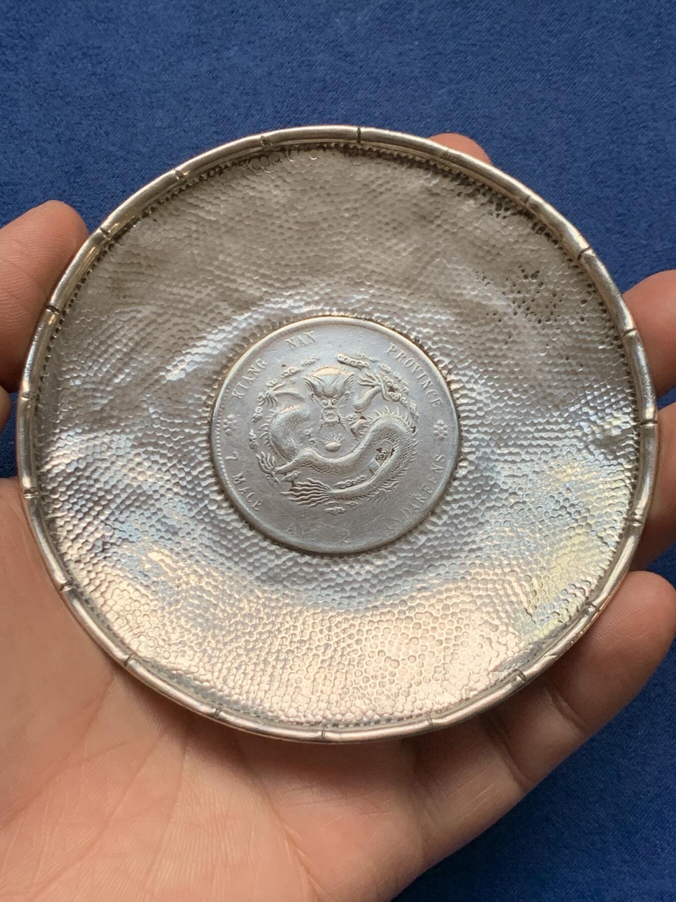 《竞宝斋》第481场 周日，周一 2场连拍 （全场包邮）20级店铺 欢迎送拍 银碟一个 带使用痕迹，直接约98mm，54.5克。带点测光谱仪数据（只代表相应点位的金属含量）