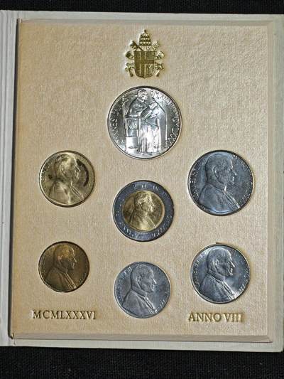 刘世昌艺术品销售中心～虎踞龙蟠*金杨在线联拍群第521期 梵蒂冈1986年硬币册（含7枚套币 ：10-1000里拉 ，硬币1000里拉是银币），品相如图。