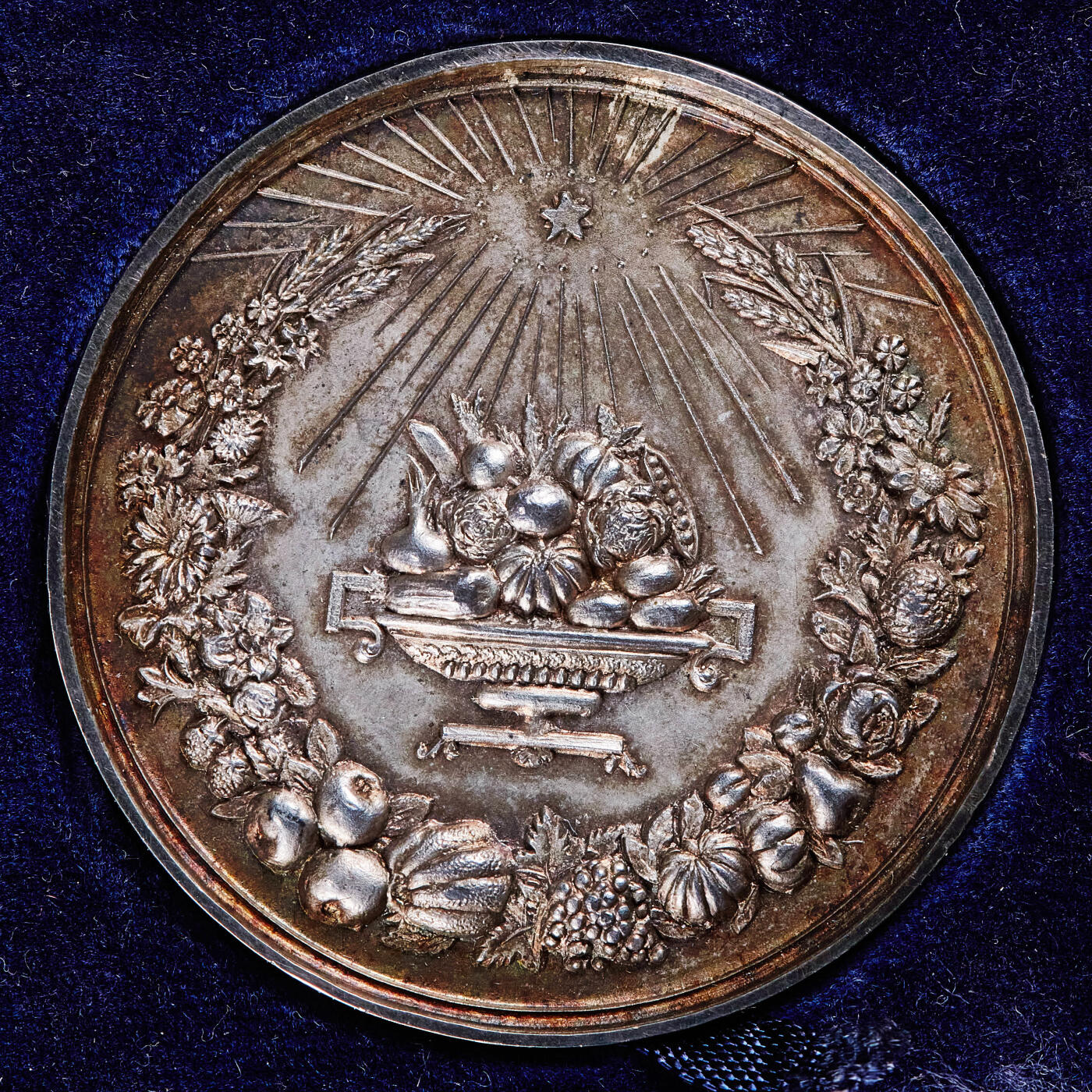 【俄甄集藏】满园春色-2026年(051)04-22星期三 晚 19:30 全场包邮 英国1894年纪念斯梅西克园艺协会大银章，原盒，高浮雕，黄油环彩老包浆，类精制底板，授予S·坎贝尔，直径：44mm，重量：32.6克·