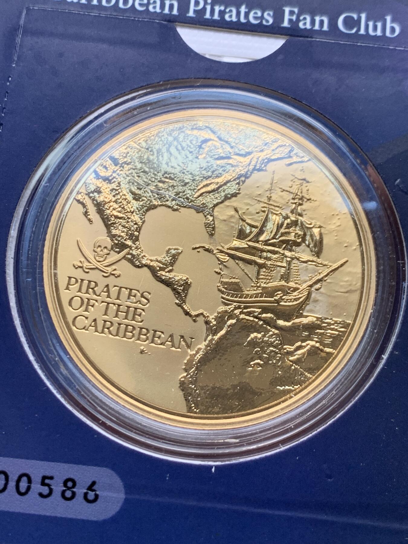 《竞宝斋》第481场 周日，周一 2场连拍 （全场包邮）20级店铺 欢迎送拍 2026年1月3日由《加勒比海盗》影迷俱乐部全球同步发行“特朗普海盗”镀金彩色合金纪念章，以戏作化的方式，对特朗普政府在拉美及加勒比地区推行的政策进行深刻批判与谴责。其发行日期，正是特朗普政府单方面对委内瑞拉实施军事行动，抓捕该国总统马杜罗的同一天，具有强烈的批判主义象征意义。纪念章将特朗普的形象与海盗船长相融合，隐喻美国政府“以强凌弱、横取豪夺”的霸权行径，是对单边主义与掠夺性外交的有力讽刺。