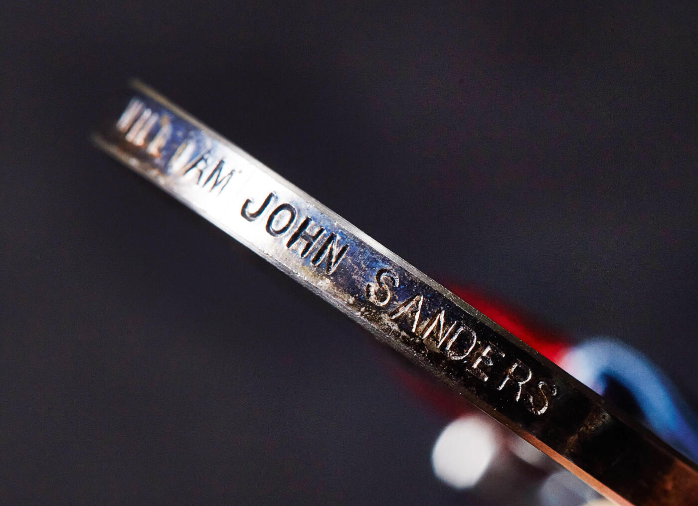 【俄甄集藏】满园春色-2026年(051)04-22星期三 晚 19:30 全场包邮 英国帝国忠诚服务奖章，925银质，原盒，授予威廉姆斯·约翰·桑德斯，直径：33mm，含绶带重量：31.1克，授予为国家服务25年以上的退休公务员