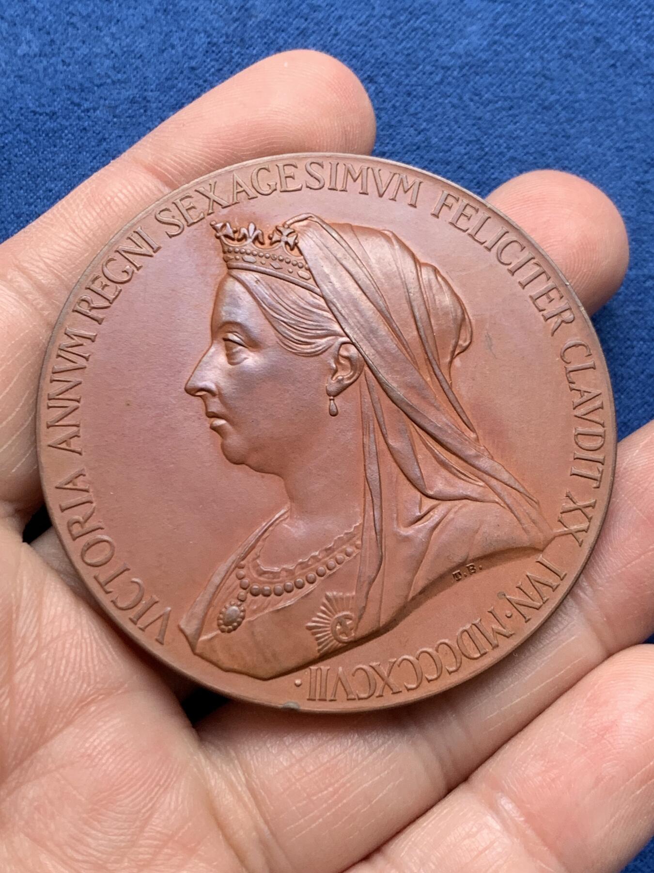 《竞宝斋》第481场 周日，周一 2场连拍 （全场包邮）20级店铺 欢迎送拍 英国1837-1897年维多利亚女王加冕60周年纪念大铜章，带原盒，大尺寸版本，直径55.3mm，重73.1克