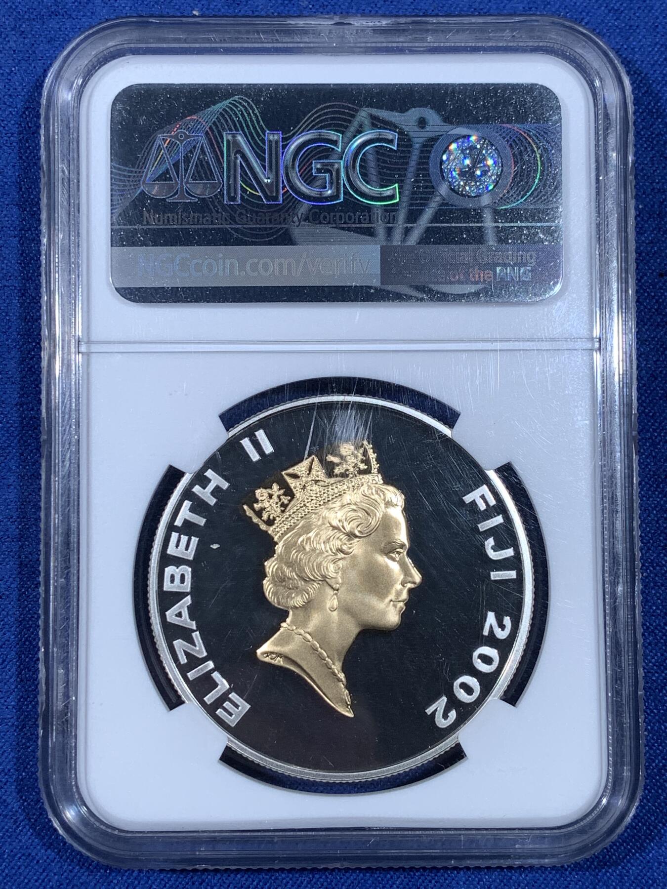 《竞宝斋》第481场 周日，周一 2场连拍 （全场包邮）20级店铺 欢迎送拍 NGC PF69UC 斐济2002年“信仰守护者”（英国君王头衔）镀金精制银币，币面恩典场景高浮雕，女王像镀金。盒子右侧边缘有损