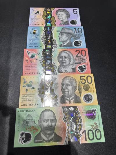 《外钞收藏家》第六百二十八期（精品百拍场）（长期征集拍品、欢迎藏友们联系合作） - 澳大利亚塑料钞5-100元 五张一起 全新UNC