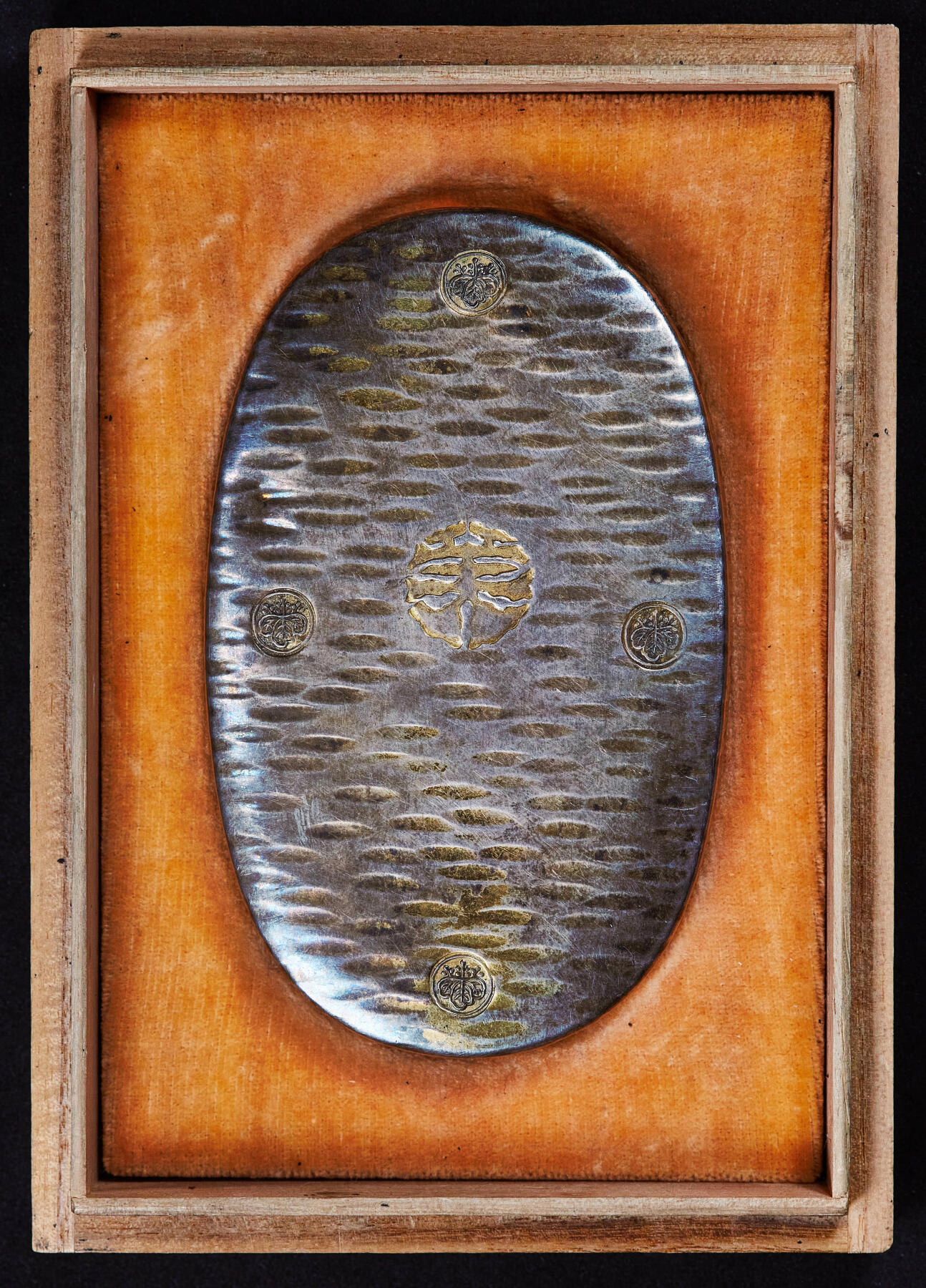 【俄甄集藏】满园春色-2026年(051)04-22星期三 晚 19:30 全场包邮 日本1957年东京美术俱乐部创立50周年大判型银盒，原盒，999银，纯手工，制作精美，长：85mm，宽50mm，厚：10mm，重量：43.6克