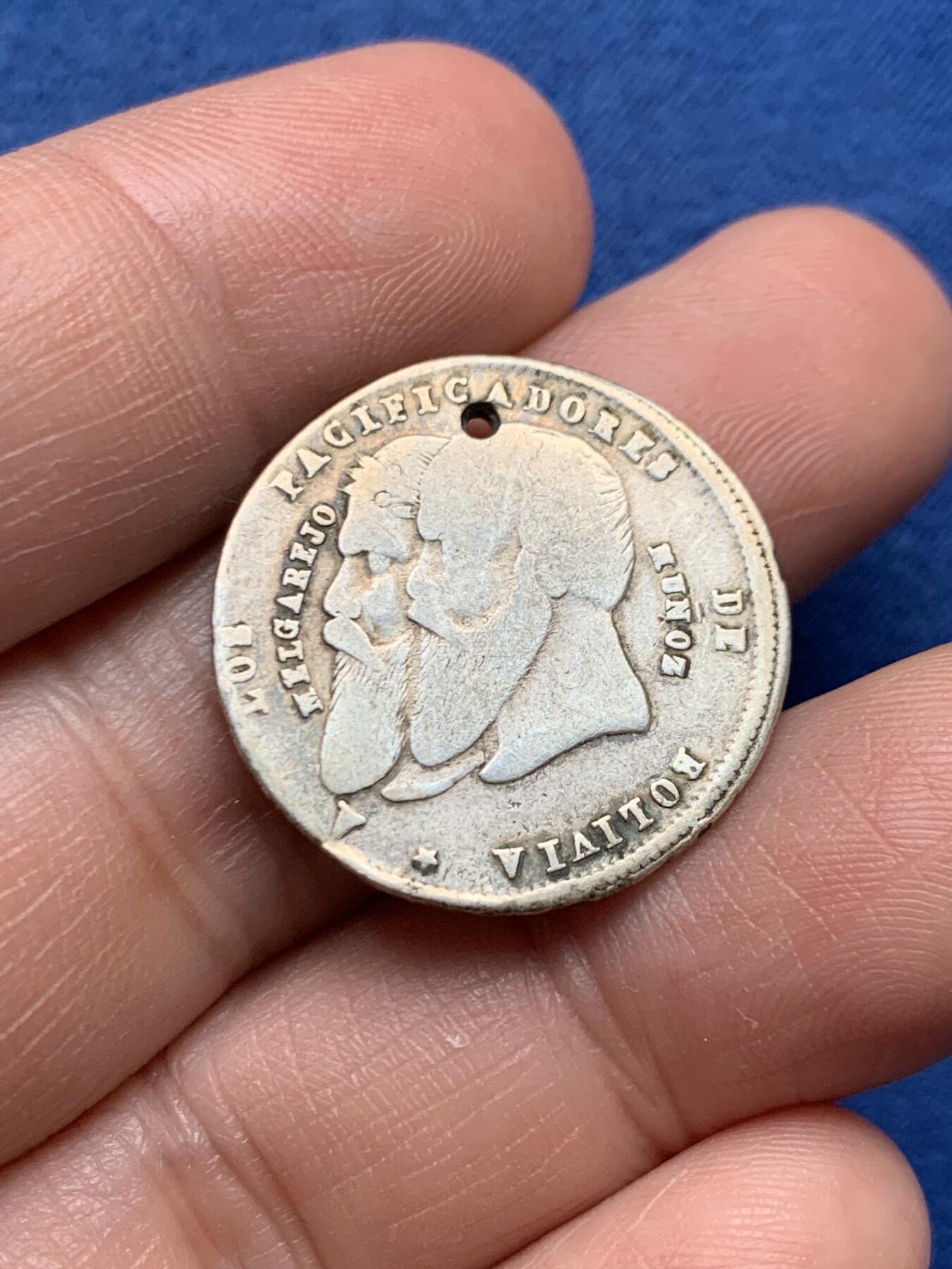 《竞宝斋》第481场 周日，周一 2场连拍 （全场包邮）20级店铺 欢迎送拍 三枚一组 玻利维亚银币，186X年玻利瓦尔1索尔银币，1868年玻利维亚 “1/8 梅尔加雷霍” 玻利维亚宪法纪念币 ，1865年玻利维亚1/4 梅尔加雷霍银币，此类存世品很多都被打孔佩戴过，3枚分别重约：2.65克、2.42克、4.85克。少见品种。