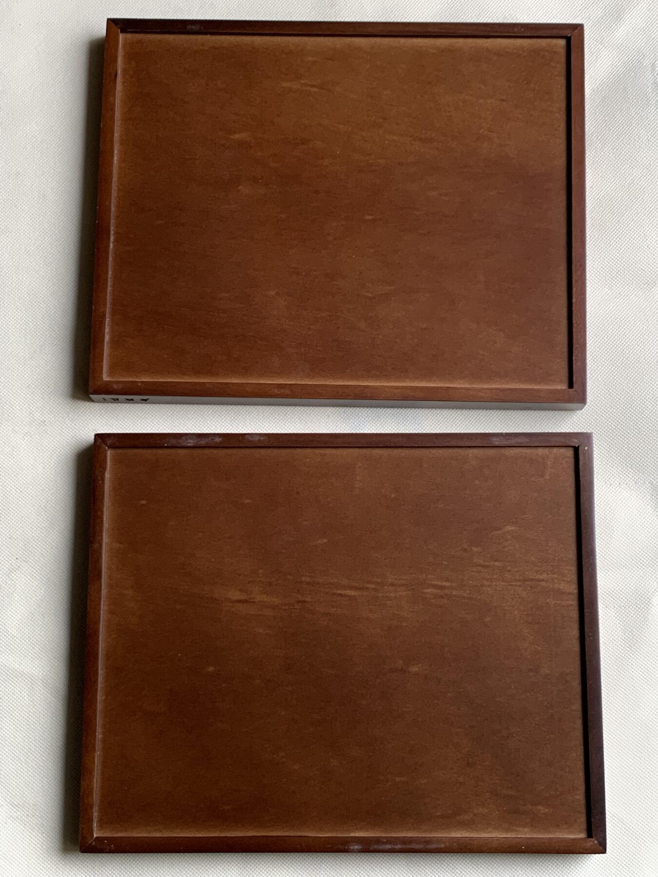 《竞宝斋》第481场 周日，周一 2场连拍 （全场包邮）20级店铺 欢迎送拍 老钱庄木质钱币收纳盒，内含两个托盘，内径约52mm，恰好可放水晶圆盒，总计可放24枚。外尺寸长约288mm，宽约240mm，厚约58mm。细节见图