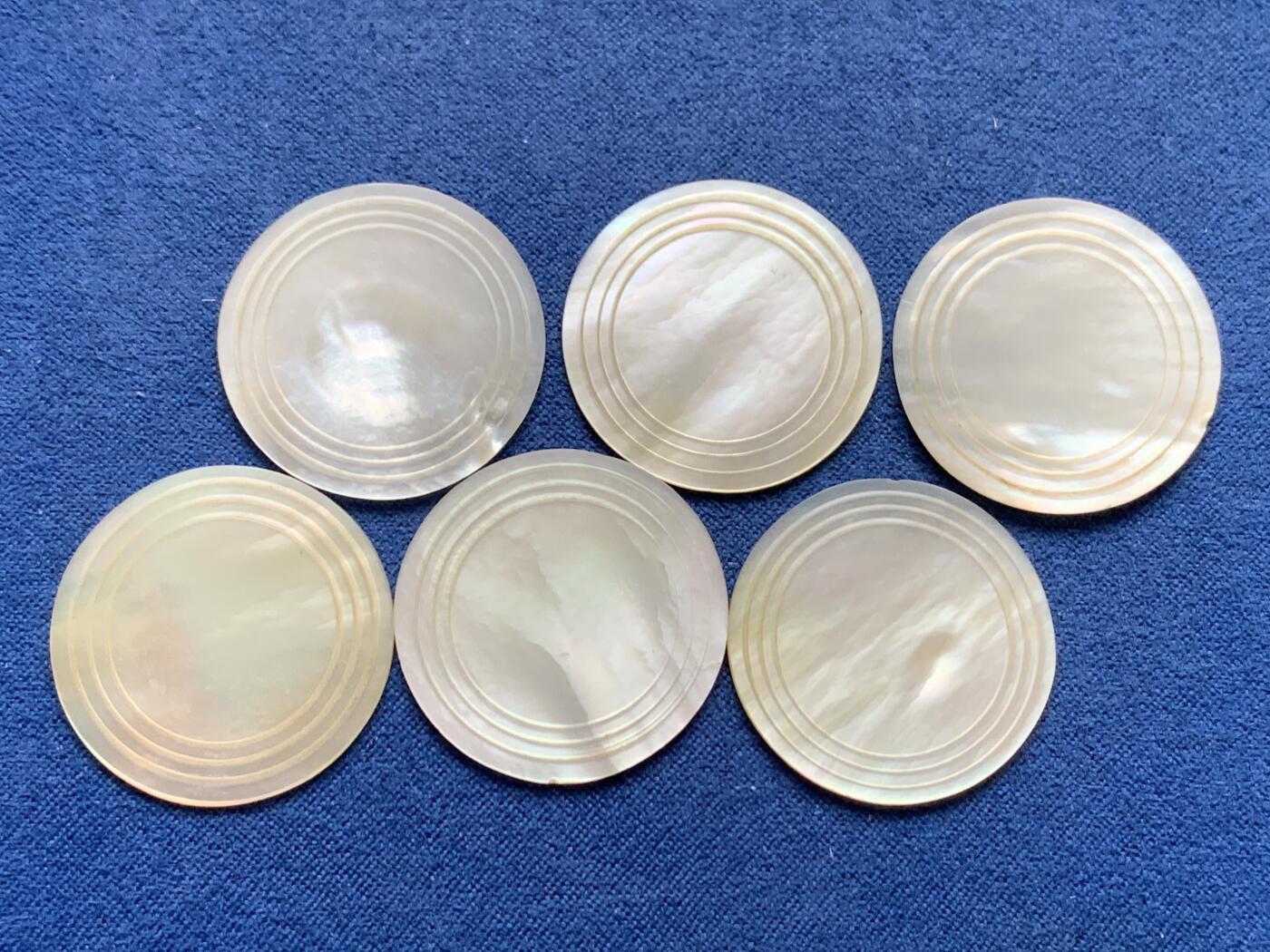 《竞宝斋》第481场 周日，周一 2场连拍 （全场包邮）20级店铺 欢迎送拍 六枚一组 清代螺钿筹码圆片，清代出口至欧美贵族的贝母制品，东方韵味，珠圆玉润，约27.5mm，总重10.6克。