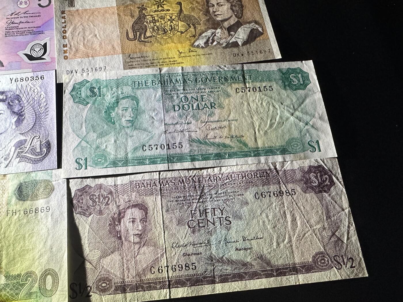 《外钞收藏家》第六百二十八期（精品百拍场）（长期征集拍品、欢迎藏友们联系合作） 女王纸币和塑料钞9张一起 有新有旧 如图