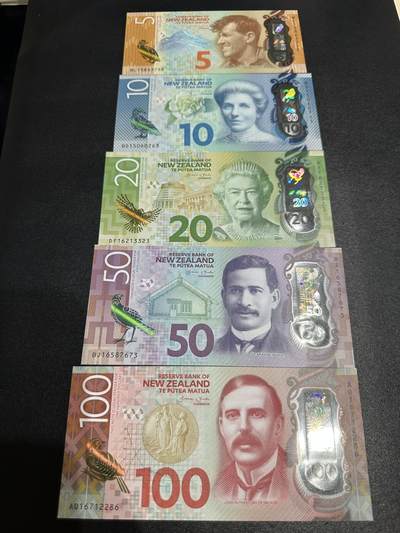 《外钞收藏家》第六百二十八期（精品百拍场）（长期征集拍品、欢迎藏友们联系合作） - 新西兰明亮版5-100元 五张一起 全新到有一些轻微压印 如图
