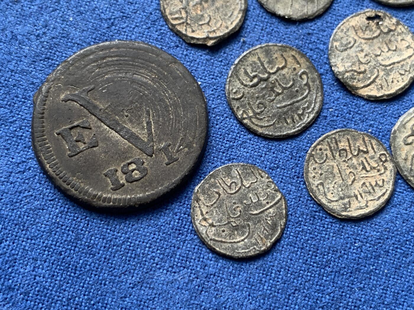 《竞宝斋》第481场 周日，周一 2场连拍 （全场包邮）20级店铺 欢迎送拍 九枚一组 爪哇岛锡币，16世纪爪哇苏丹国时期1皮蒂斯锡币8枚，难得铭文清晰原状态。1814年拿破仑战争时期英属东公司占领爪哇岛打制的1 Duit锡币1枚。正面：东公司标记VEIC缩写标记。有偏弱打但整体相对来说保存不错