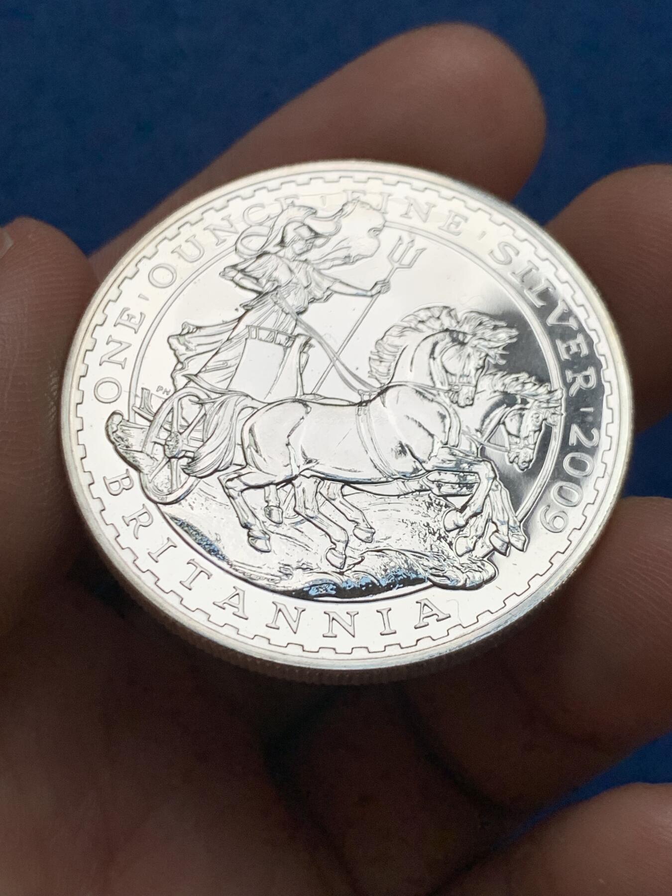 《竞宝斋》第481场 周日，周一 2场连拍 （全场包邮）20级店铺 欢迎送拍 英国2009年不列颠尼亚女神1盎司投资银币，999银，经典马车女神图案，光度一流，世界投资银币标杆品种，收藏投资两相宜。