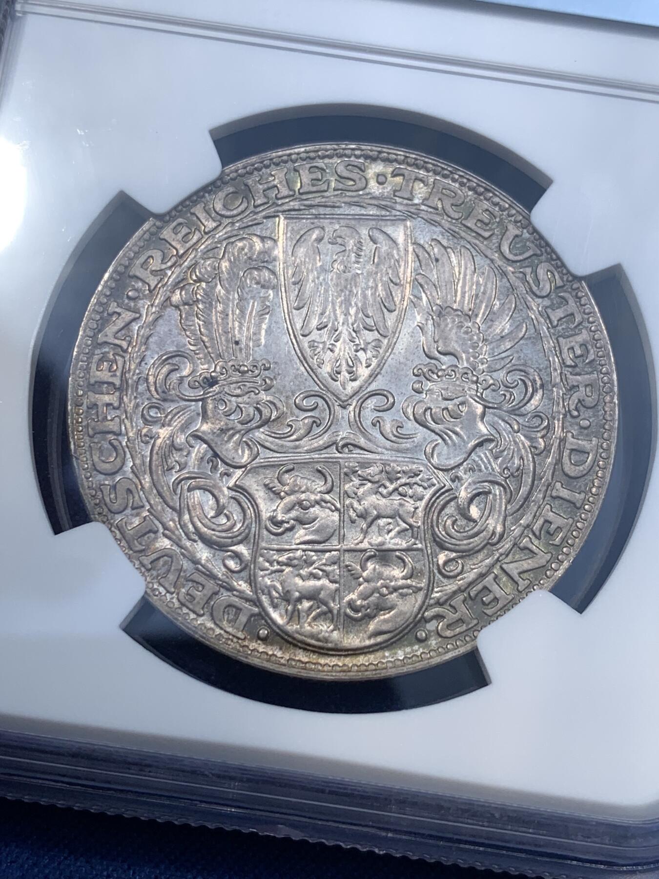 《竞宝斋》第481场 周日，周一 2场连拍 （全场包邮）20级店铺 欢迎送拍 NGC MS65 德国魏玛共和国 1927年 兴登堡总统 80大寿 5马克币型章 卡尔哥茨作品 丝绸地板 GEM