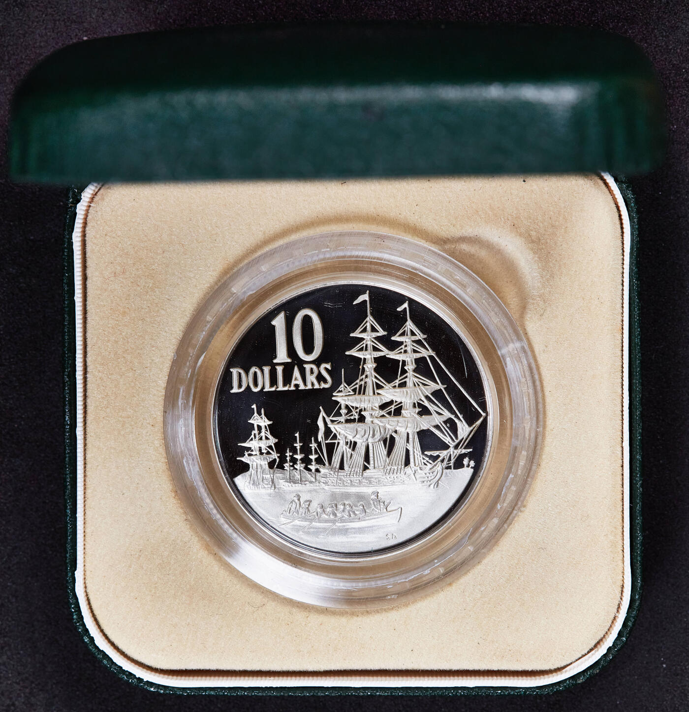 【俄甄集藏】满园春色-2026年(051)04-22星期三 晚 19:30 全场包邮 澳大利亚1988年纪念海军第一舰队成立200周年10元精制装银币，原盒，重20克，925银，发行量80099枚