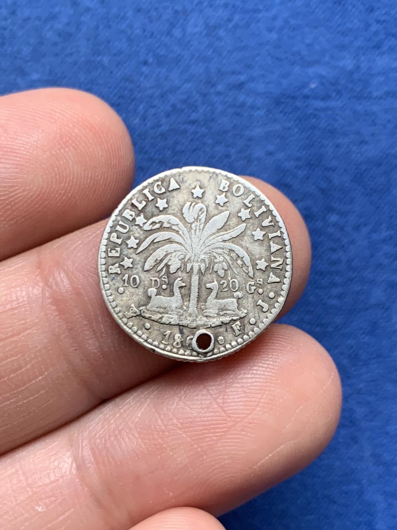 《竞宝斋》第481场 周日，周一 2场连拍 （全场包邮）20级店铺 欢迎送拍 三枚一组 玻利维亚银币，186X年玻利瓦尔1索尔银币，1868年玻利维亚 “1/8 梅尔加雷霍” 玻利维亚宪法纪念币 ，1865年玻利维亚1/4 梅尔加雷霍银币，此类存世品很多都被打孔佩戴过，3枚分别重约：2.65克、2.42克、4.85克。少见品种。