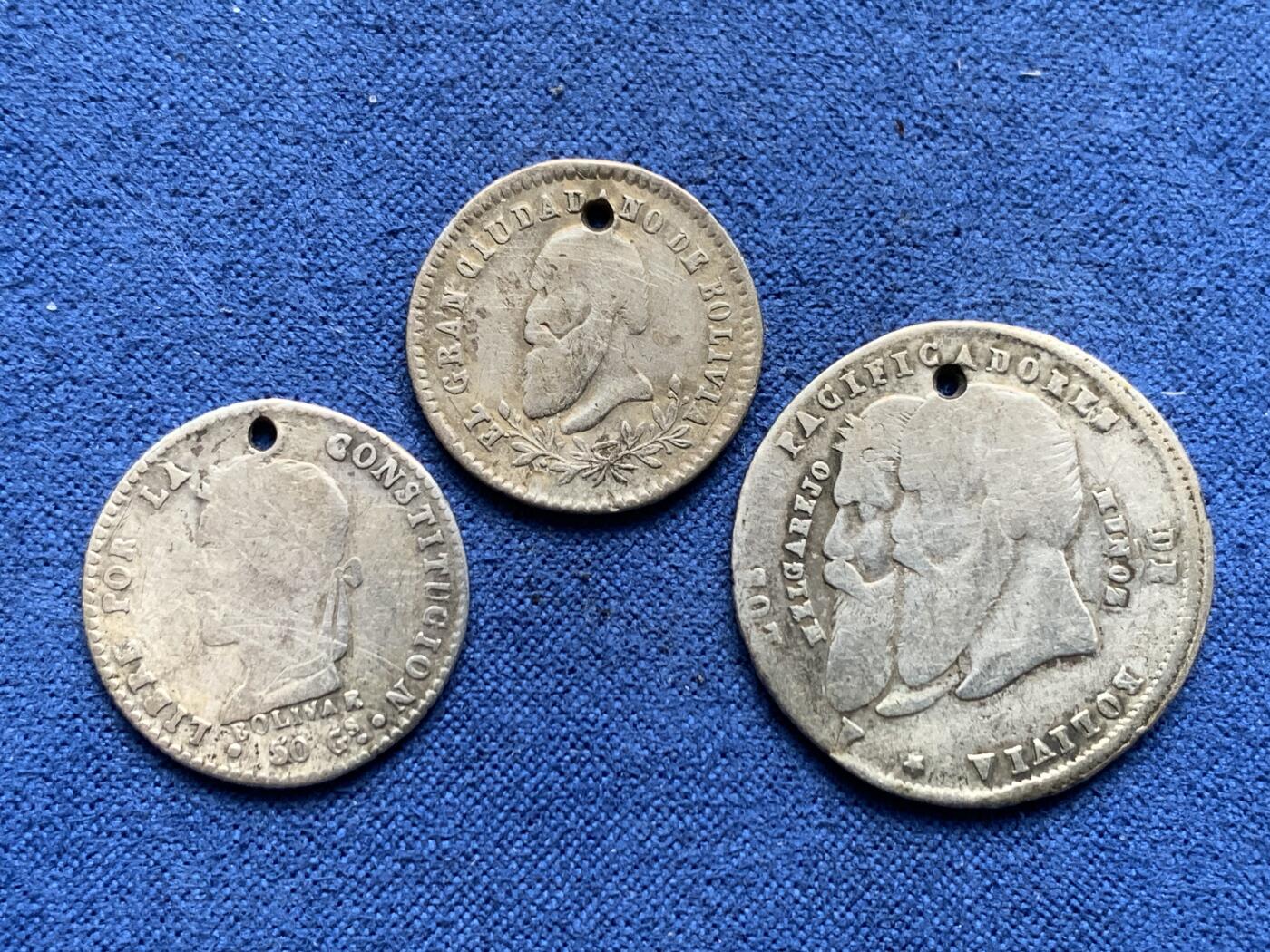 《竞宝斋》第481场 周日，周一 2场连拍 （全场包邮）20级店铺 欢迎送拍 三枚一组 玻利维亚银币，186X年玻利瓦尔1索尔银币，1868年玻利维亚 “1/8 梅尔加雷霍” 玻利维亚宪法纪念币 ，1865年玻利维亚1/4 梅尔加雷霍银币，此类存世品很多都被打孔佩戴过，3枚分别重约：2.65克、2.42克、4.85克。少见品种。