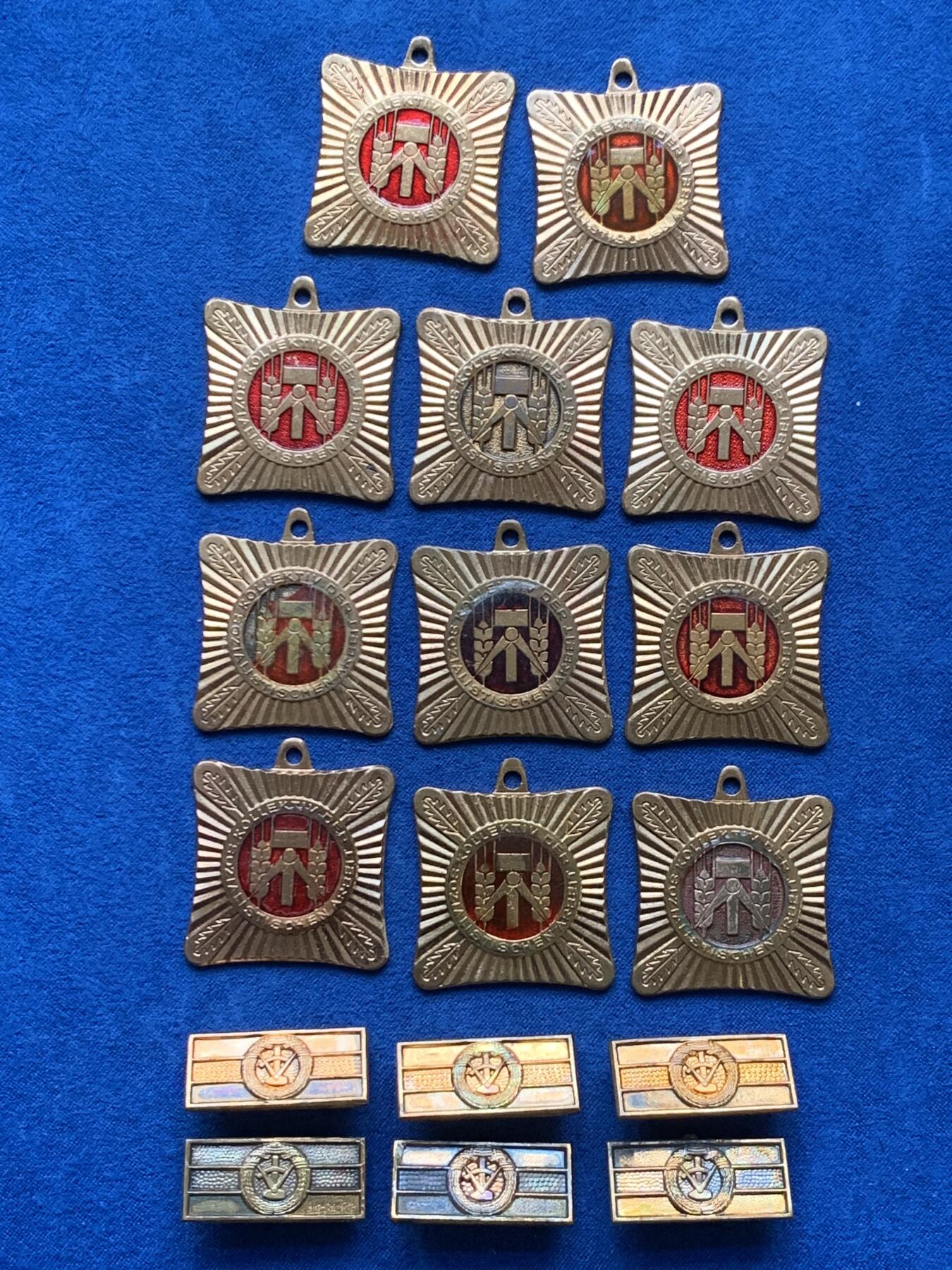 《竞宝斋》第481场 周日，周一 2场连拍 （全场包邮）20级店铺 欢迎送拍 17个一组 东德纪念章 细节见图