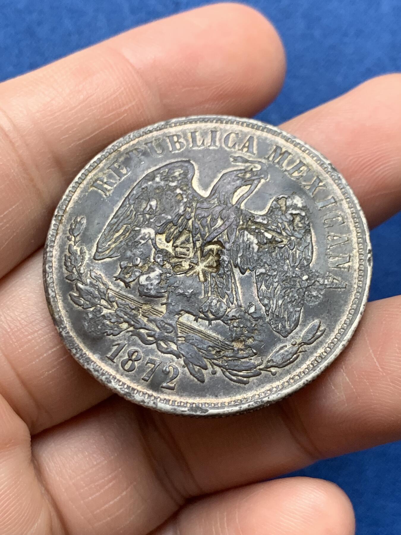 《竞宝斋》第481场 周日，周一 2场连拍 （全场包邮）20级店铺 欢迎送拍 1872年墨西哥天平鹰洋1比索大银币，原味戳记，底板已被戳成弧形，但味道不错。