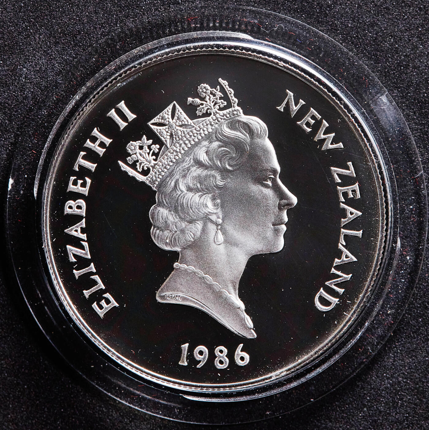 【俄甄集藏】满园春色-2026年(051)04-22星期三 晚 19:30 全场包邮 新西兰1986年纪念皇室访问1元精制大银币，原盒证，重27.216克，925银，发行量12500枚