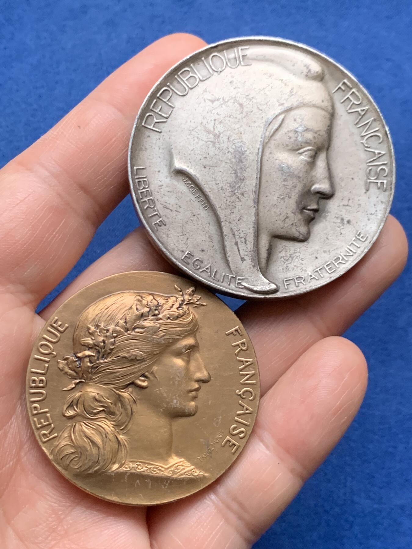 《竞宝斋》第481场 周日，周一 2场连拍 （全场包邮）20级店铺 欢迎送拍 两枚一组 玛丽安娜女神铜章 41mm/49.5mm 总重110.5克