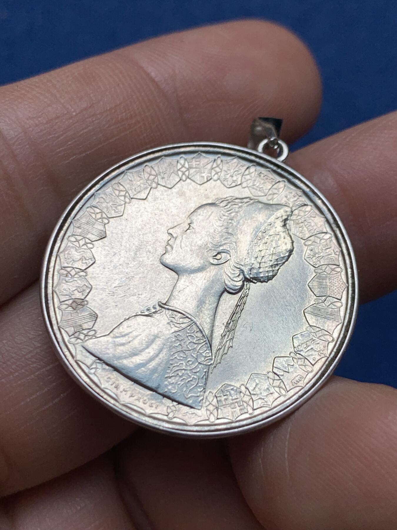 《竞宝斋》第481场 周日，周一 2场连拍 （全场包邮）20级店铺 欢迎送拍 意大利500里拉银币自制吊坠，背面非银材质，像是两枚币切开后组合，环托为925银材质，总重8.88克，30mm