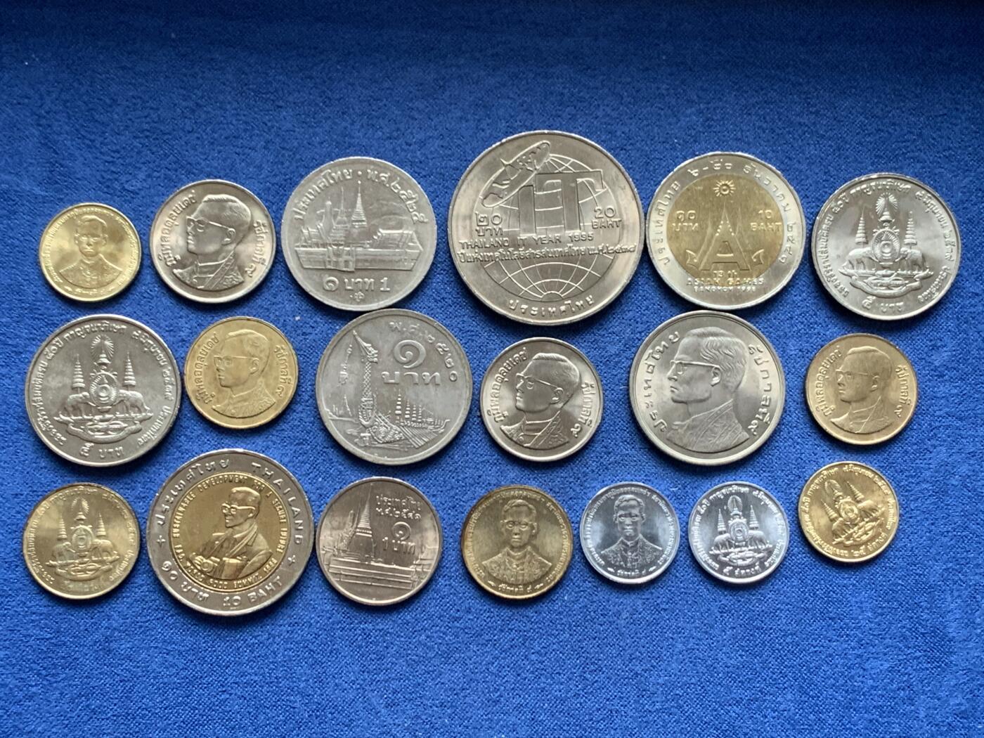 《竞宝斋》第481场 周日，周一 2场连拍 （全场包邮）20级店铺 欢迎送拍 19枚一组 泰国硬币 最大一枚20铢为信息技术年纪念币 两枚10铢双色币分别为1998年曼谷亚运会纪念币和1995年FAO纪念币 品相如图