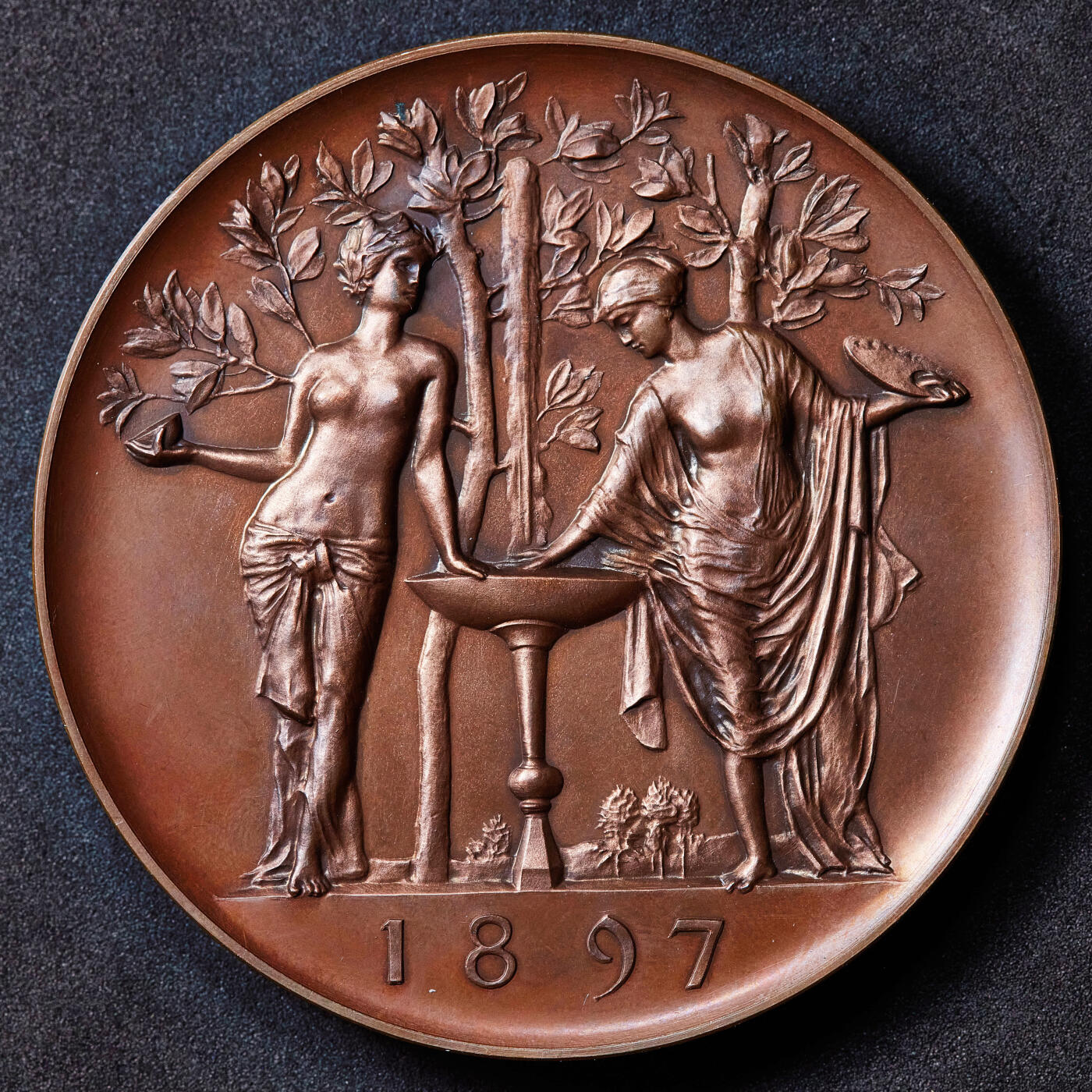 【俄甄集藏】满园春色-2026年(051)04-22星期三 晚 19:30 全场包邮 瑞士1897年纪念画家阿诺德·伯克林70寿辰大铜章，高浮雕，巧克力包浆，艺术家汉斯·桑德洛伊特作品，直径：70mm，重量：182.6克