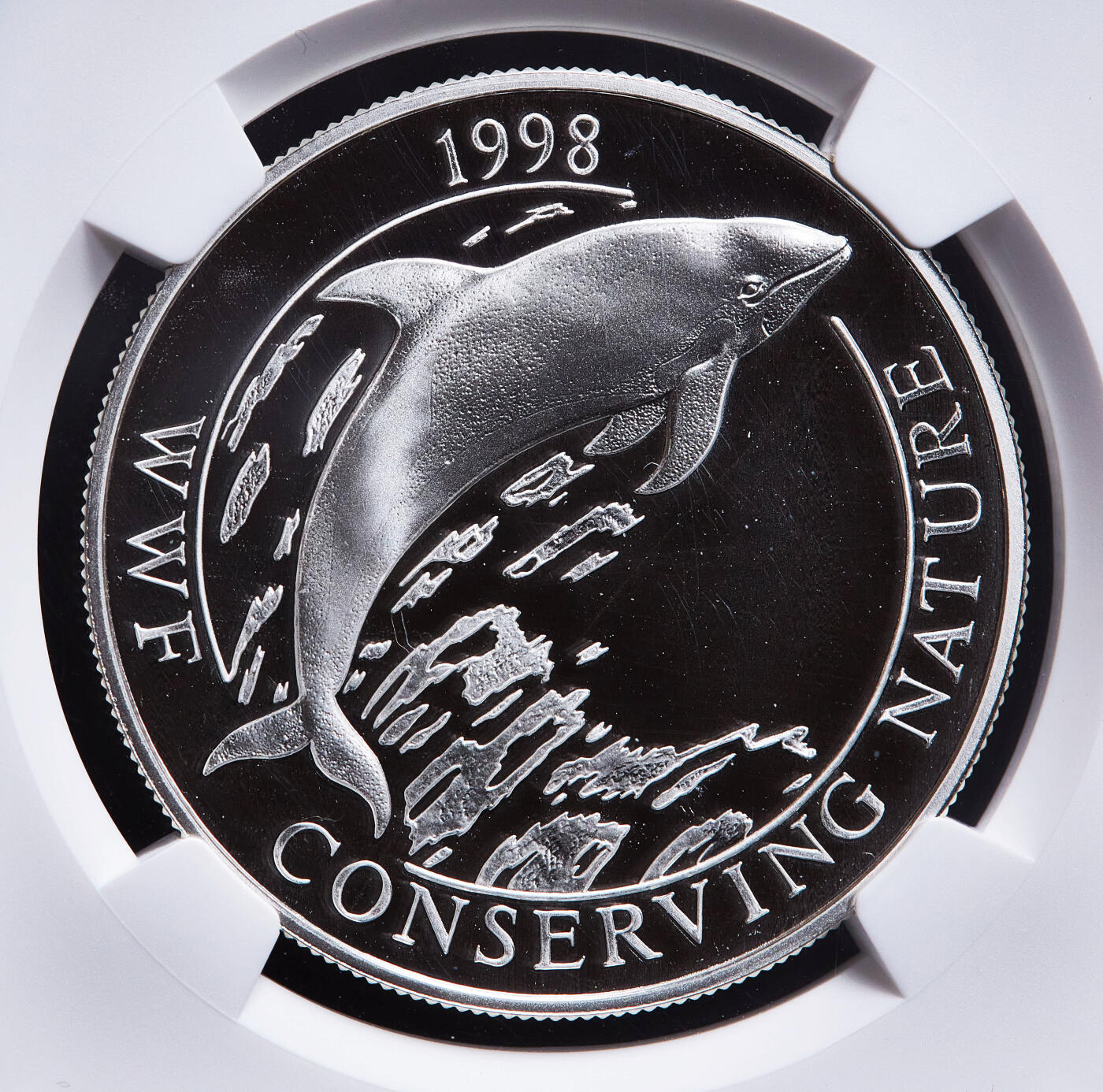 【俄甄集藏】满园春色-2026年(051)04-22星期三 晚 19:30 全场包邮 英属福克兰群岛1998年野生动物保护基金-皮氏斑纹海豚50便士精制大银币，NGC PF68UC，重28.28克，925银，少见品种，唯一季军