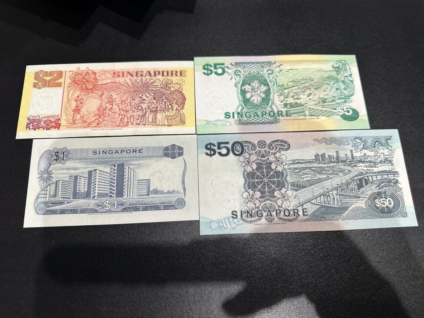 《外钞收藏家》第六百二十八期（精品百拍场）（长期征集拍品、欢迎藏友们联系合作） 新加坡花和船版1-50元 四张一起 非全新 品相如图