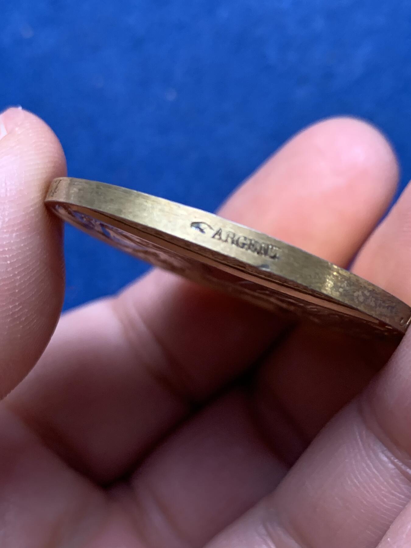 《竞宝斋》第481场 周日，周一 2场连拍 （全场包邮）20级店铺 欢迎送拍 1854年法国主题婚礼纪念镀金银章，刻画精细，保存很好。直径：38.8mm，重：24.88g，手指银标。