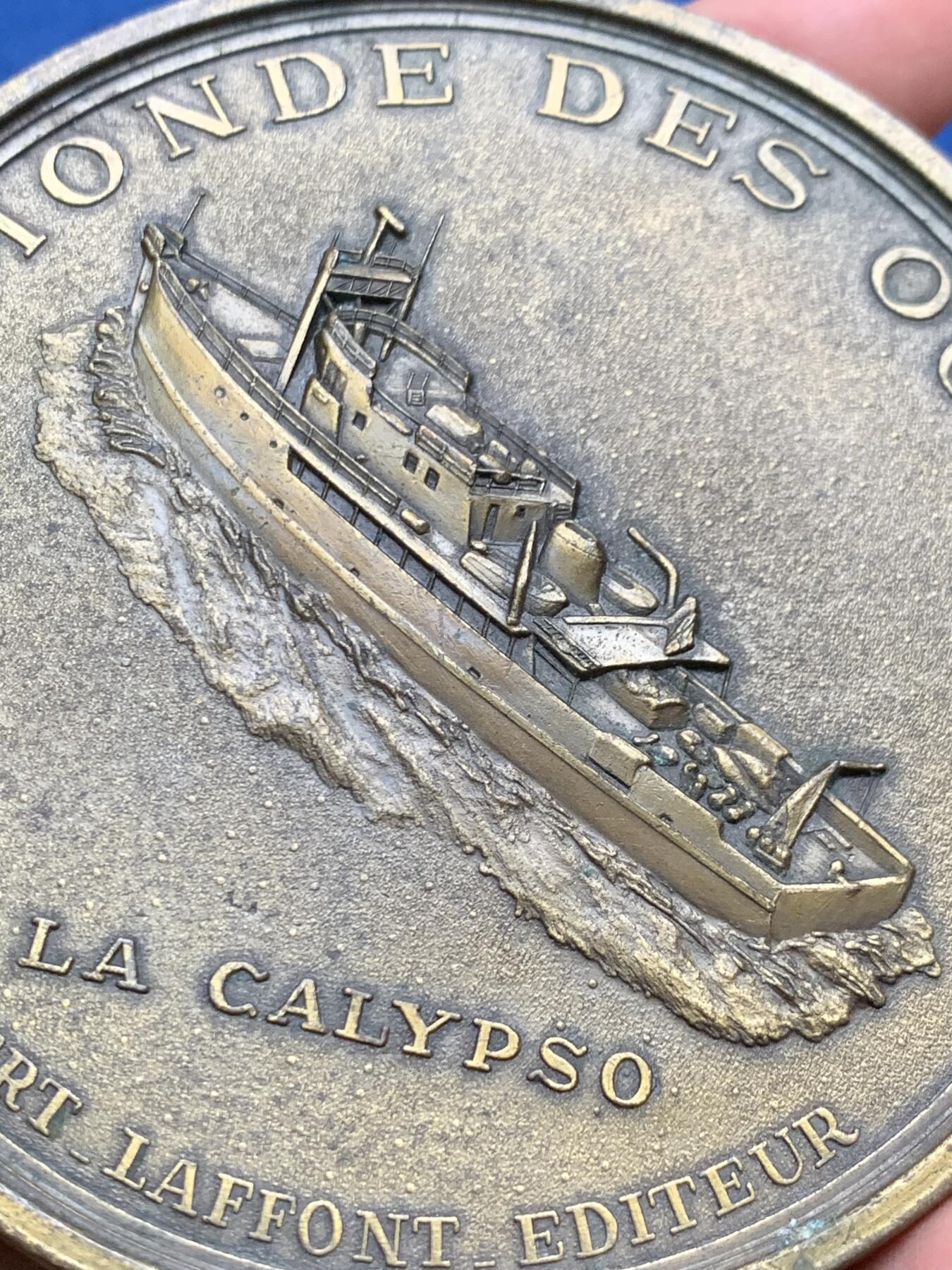 《竞宝斋》第481场 周日，周一 2场连拍 （全场包邮）20级店铺 欢迎送拍 雅克-伊夫·库斯托指挥官《海洋世界，卡利普索号》铜章 210.6克 88.8mm