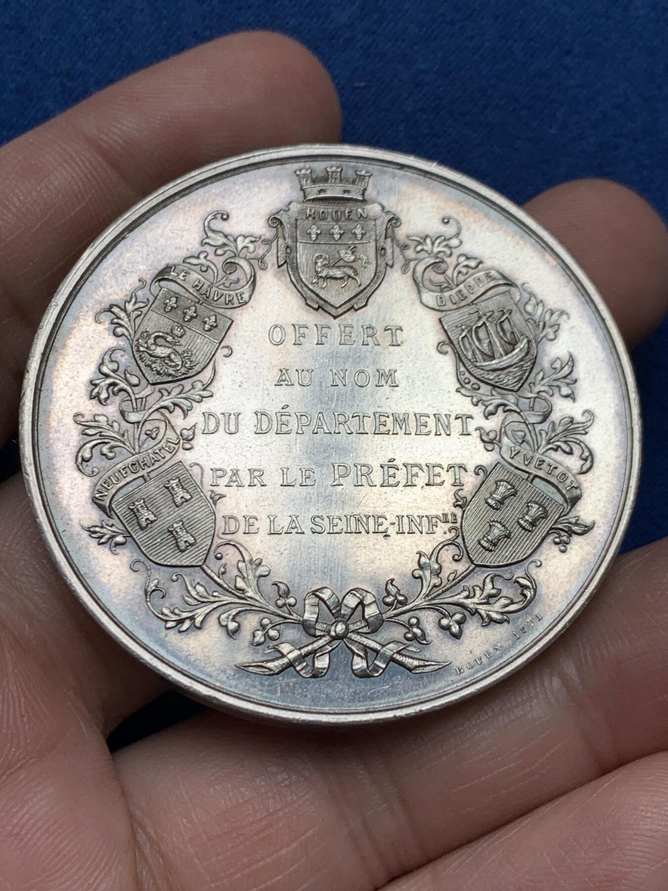 《竞宝斋》第481场 周日，周一 2场连拍 （全场包邮）20级店铺 欢迎送拍 1890年法国高等学院大银章 66.45克 直径50.5MM