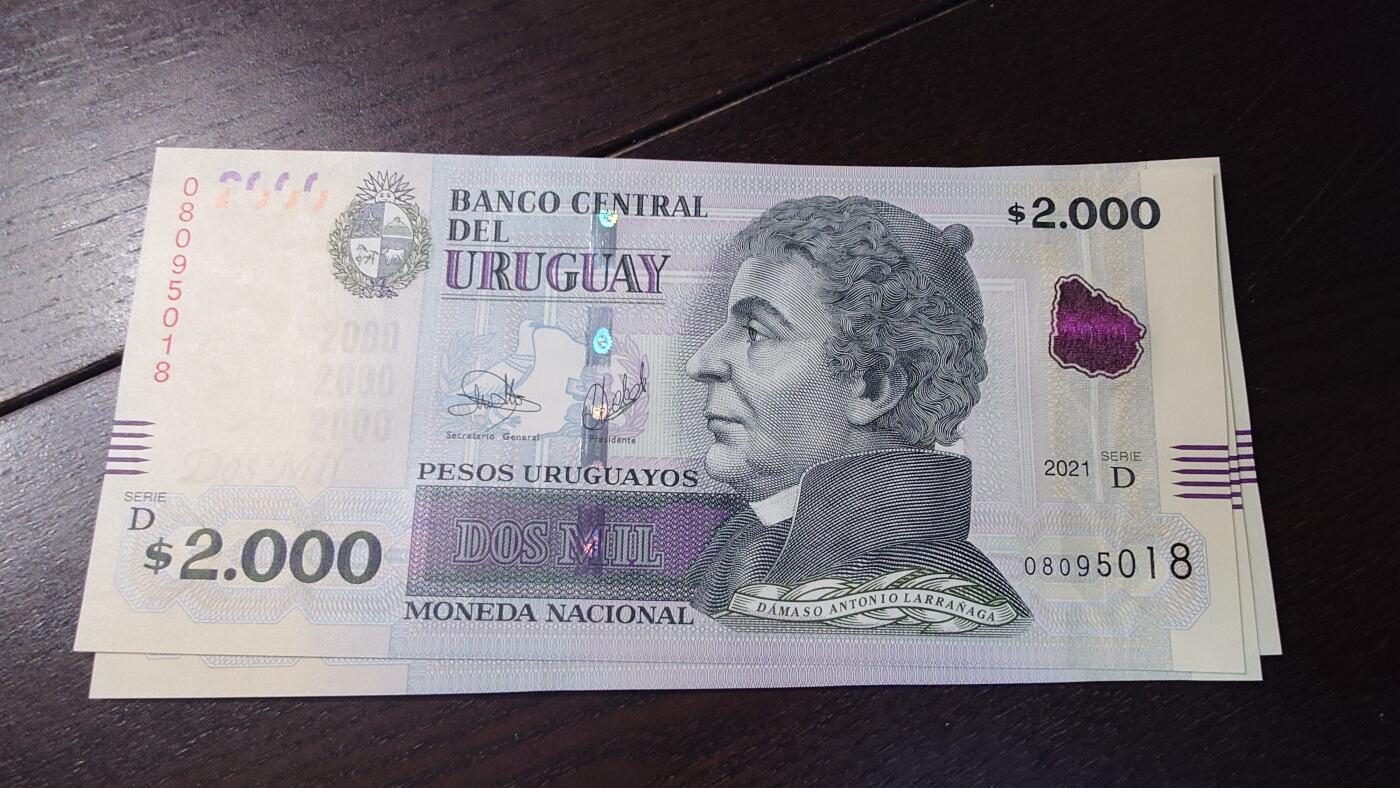 世界钱币～微拍第245期暨2026年第26期  新货卖剩品种部分上架提供选购【有看中的就一开始就出价，别为了晚付几天押金拖到最后，这里没出价的只要群里卖掉了就会撤】 2021年乌拉圭2000比索 全新绝品无47尾号5018