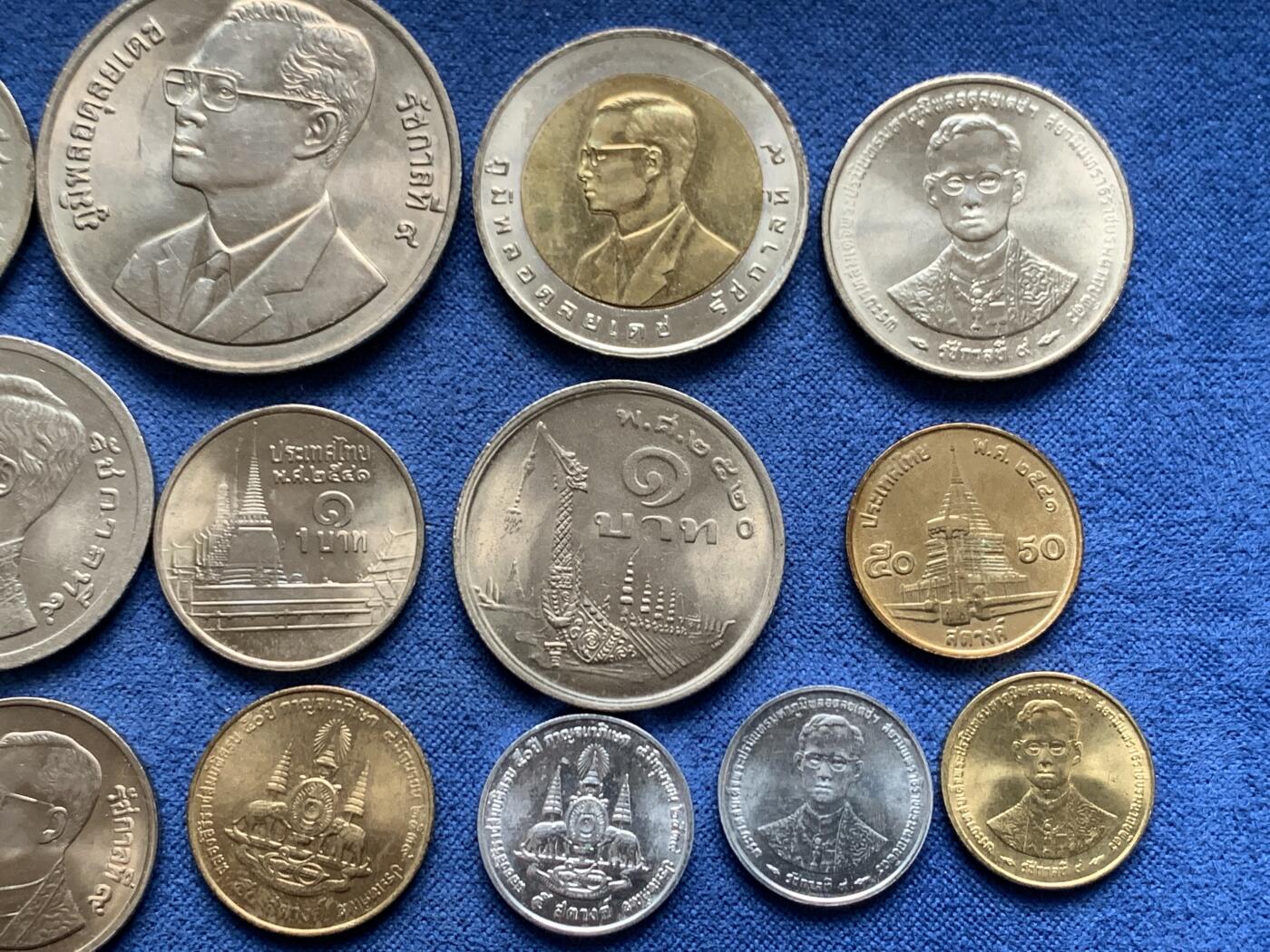 《竞宝斋》第481场 周日，周一 2场连拍 （全场包邮）20级店铺 欢迎送拍 19枚一组 泰国硬币 最大一枚20铢为信息技术年纪念币 两枚10铢双色币分别为1998年曼谷亚运会纪念币和1995年FAO纪念币 品相如图