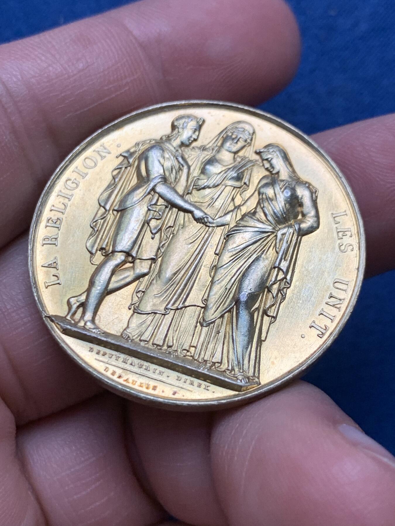 《竞宝斋》第481场 周日，周一 2场连拍 （全场包邮）20级店铺 欢迎送拍 1842年法国主题婚礼纪念镀金银章，由Depaulis.F制作，双面高浮雕，保存良好。金光闪闪，值得收藏。直径：35.8mm，重约：21.6g。