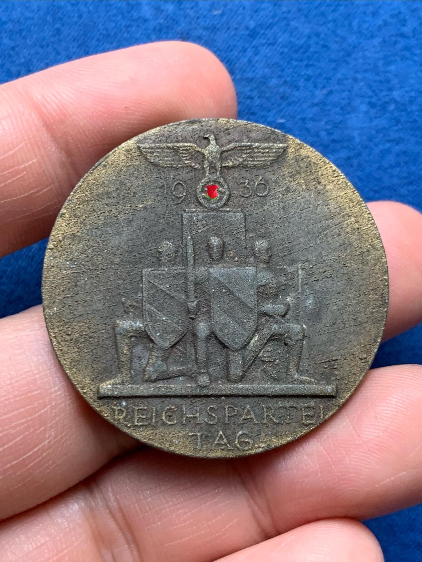 《竞宝斋》第481场 周日，周一 2场连拍 （全场包邮）20级店铺 欢迎送拍 德国带1936年帝国标勋章 具体版本年代不详 自行分辨后再购买 带别针 当心扎手 17.1克 39.1mm