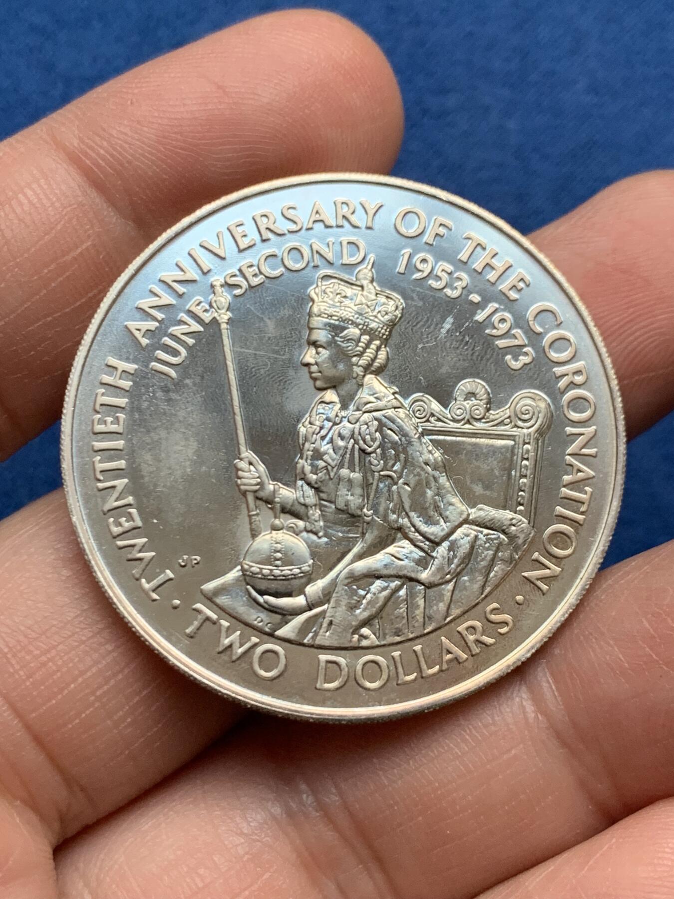 《竞宝斋》第481场 周日，周一 2场连拍 （全场包邮）20级店铺 欢迎送拍 库克群岛1973年伊丽莎白二世女王加冕20周年2元精制银币