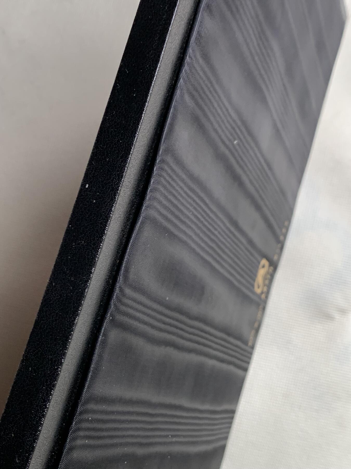 《竞宝斋》第481场 周日，周一 2场连拍 （全场包邮）20级店铺 欢迎送拍 意大利顶级收纳盒品牌Abafil——24格 红绒包黑皮收纳托盘，每小格内径约48.3*50mm，可与其他收纳盒配合使用，尺寸约337*222*15mm